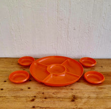 Charger l&#39;image dans la galerie, Plateau apéritif en plastique orange vintage les kitscheries brocante en ligne

