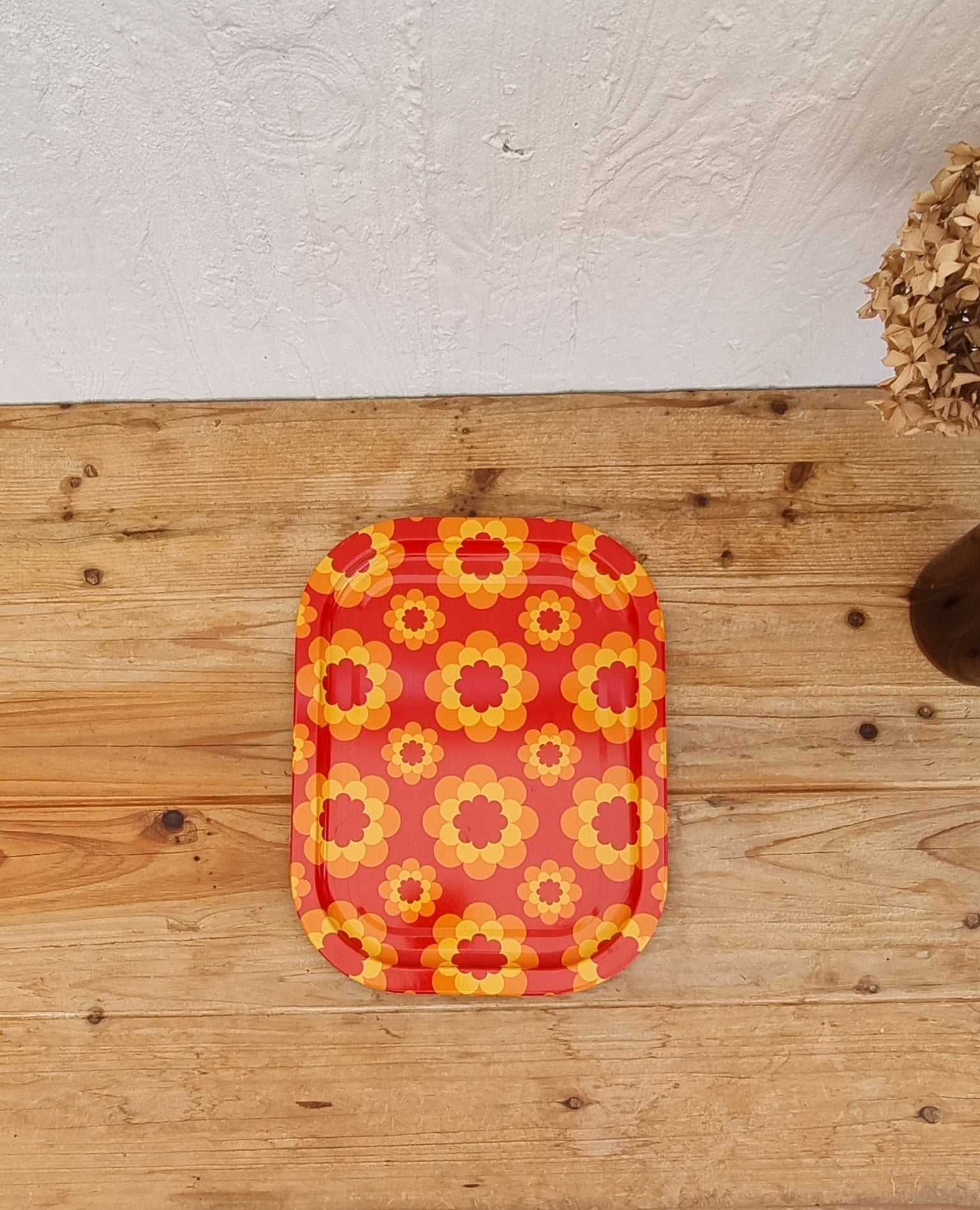 Plateau en métal à fleurs seventies orange rouge jaune les kitscheries brocante en ligne