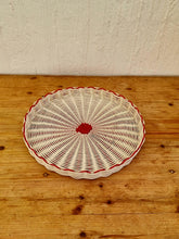 Charger l&#39;image dans la galerie, Plateau scoubidou rond vintage rouge blanc les kitscheries brocante en ligne
