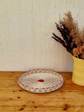 Charger l&#39;image dans la galerie, Plateau scoubidou rond vintage rouge blanc les kitscheries brocante en ligne
