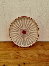 Charger l&#39;image dans la galerie, Plateau scoubidou rond vintage rouge blanc les kitscheries brocante en ligne
