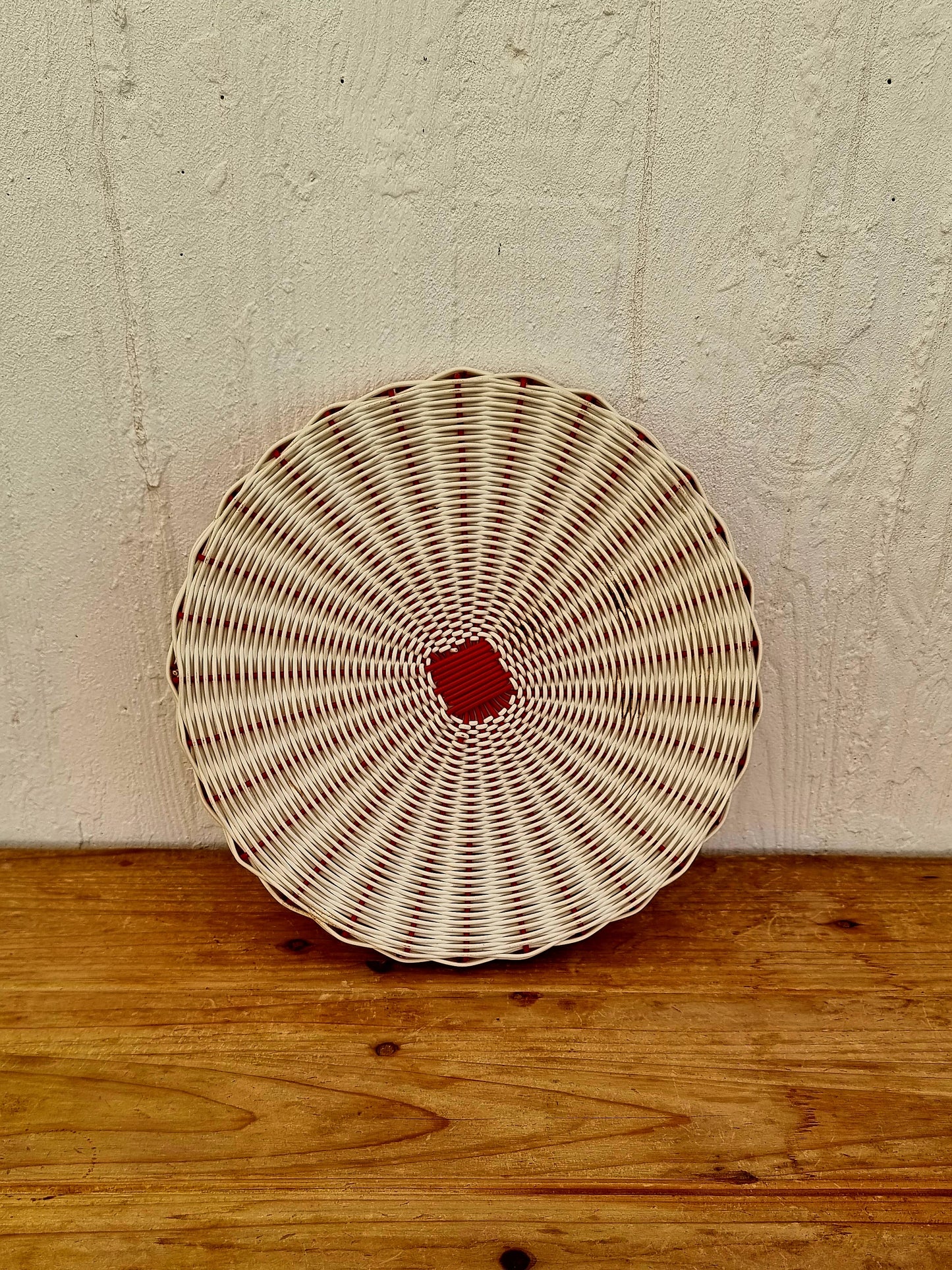 Plateau rond scoubidou années 60/70 rouge et blanc