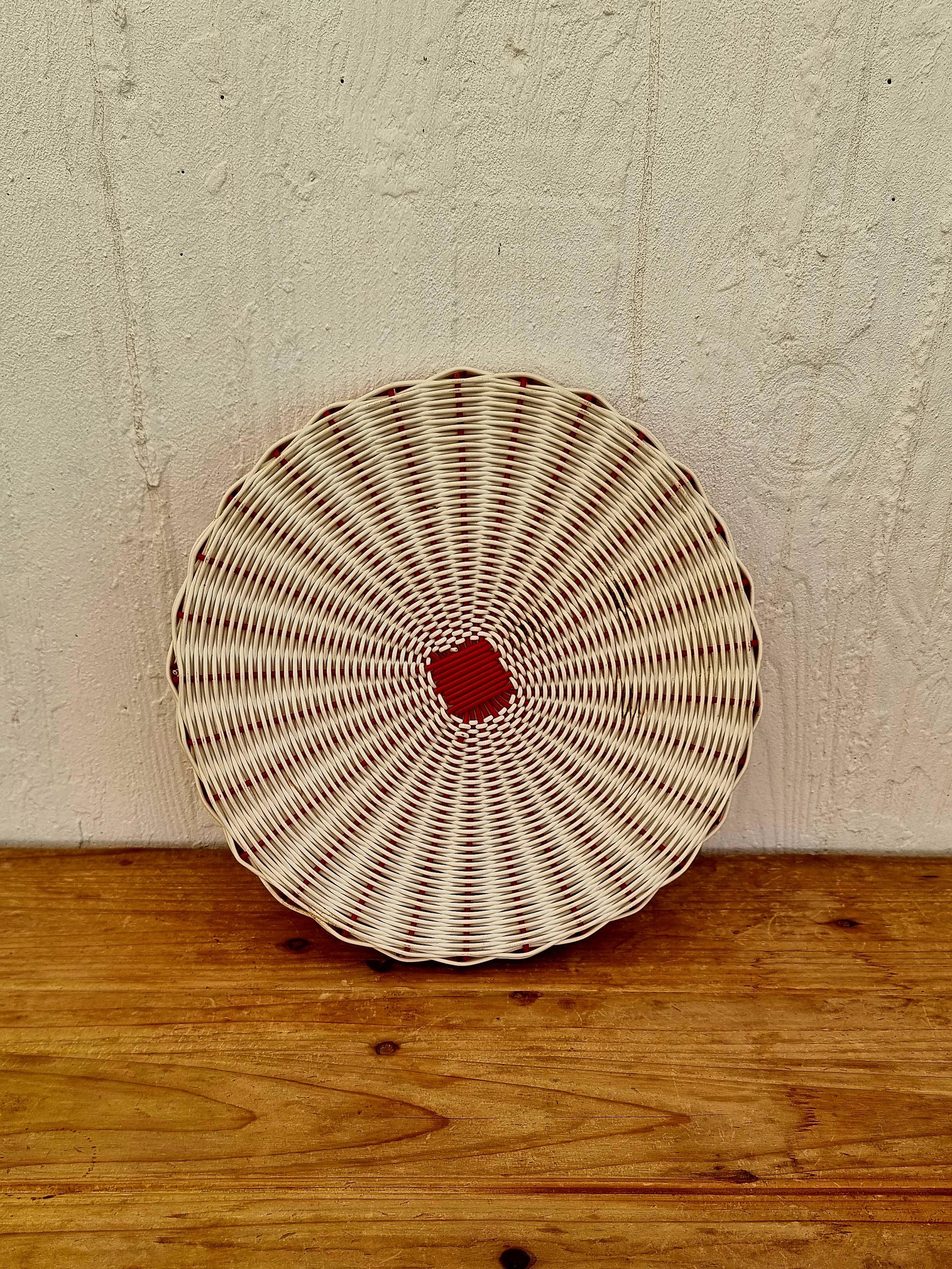 Plateau rond scoubidou années 60/70 rouge et blanc