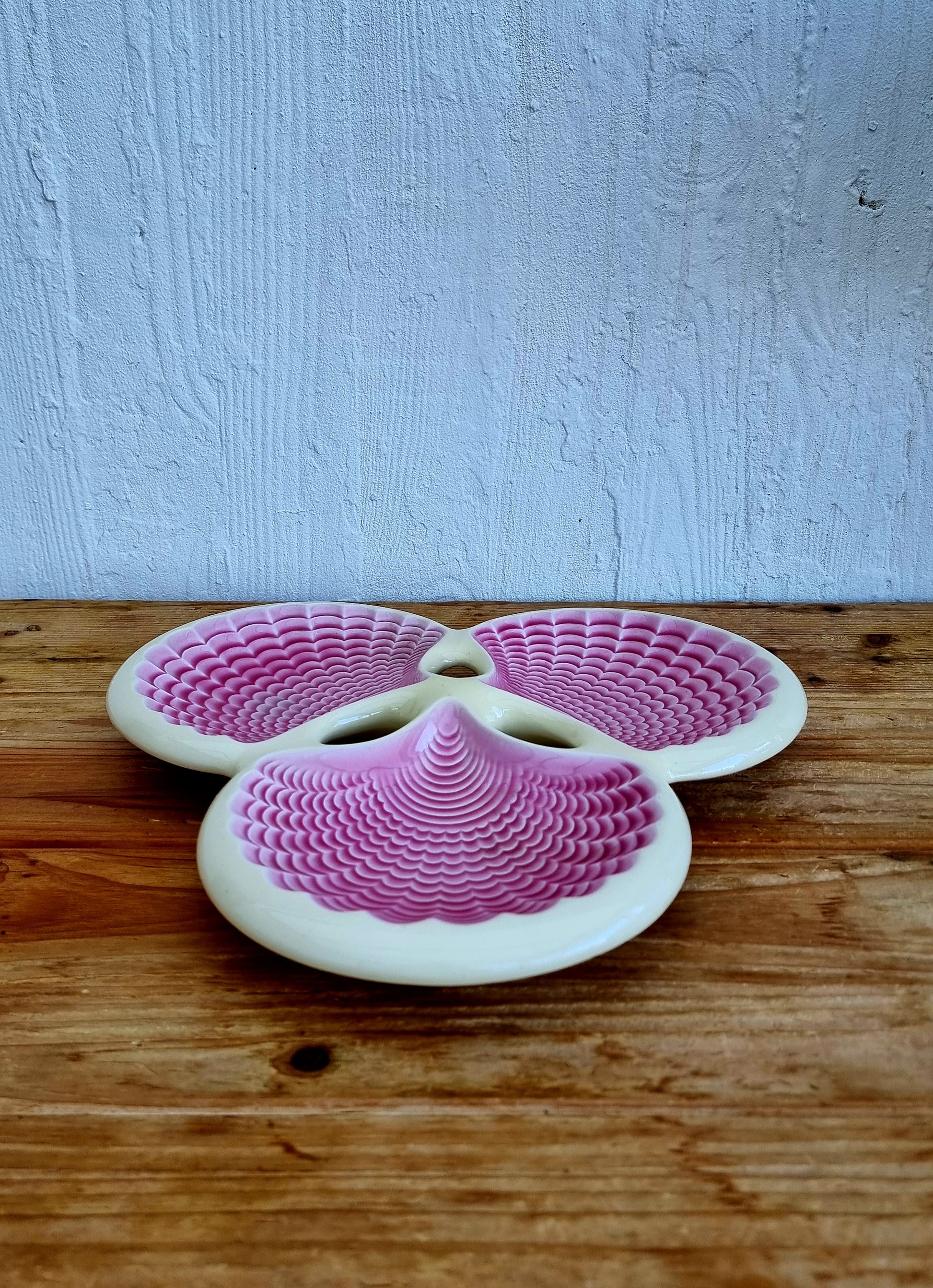 Plat coquillage Verceram rose vintage en céramique à relief décoratif