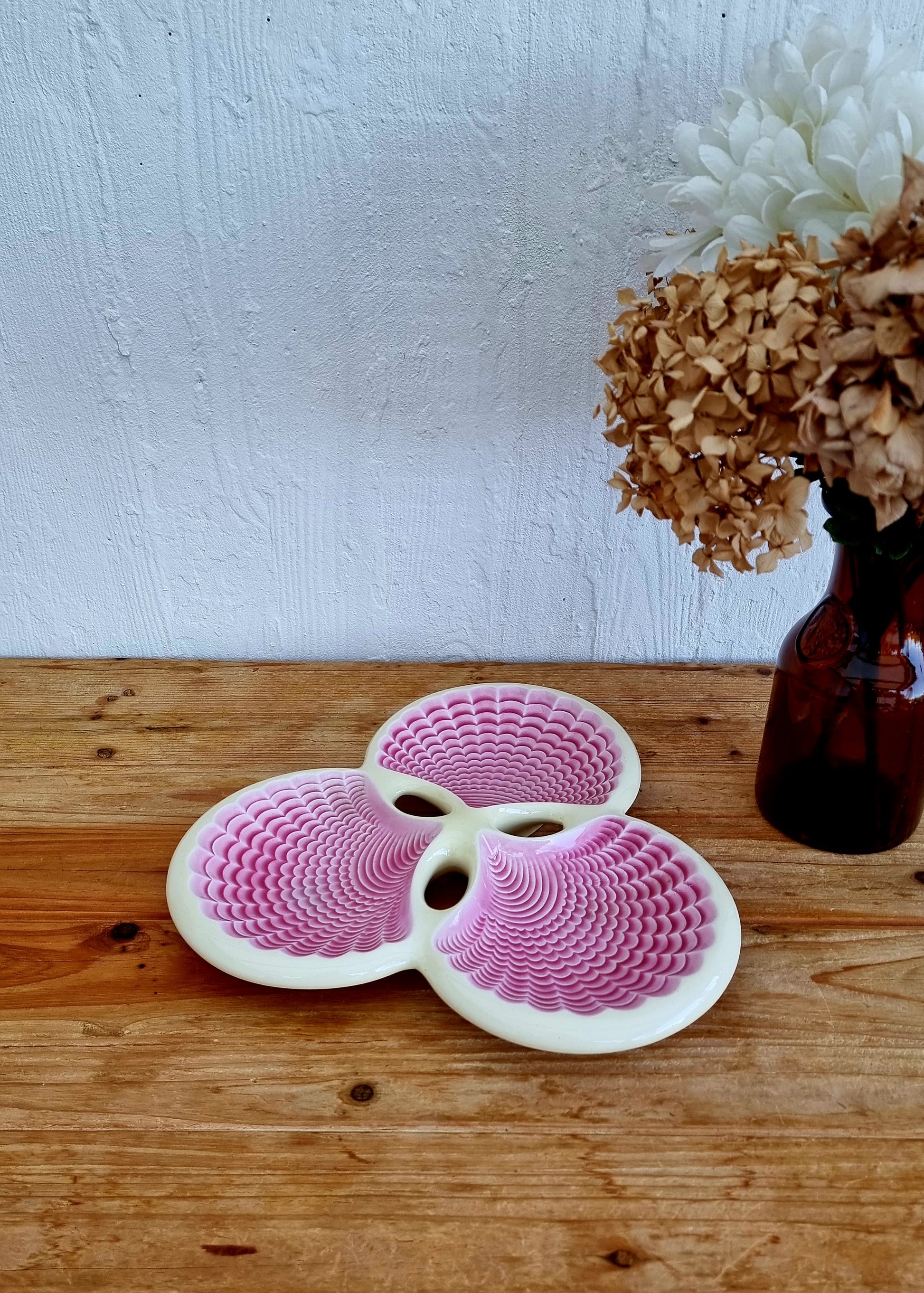 Plat coquillage Verceram rose vintage en céramique à relief décoratif