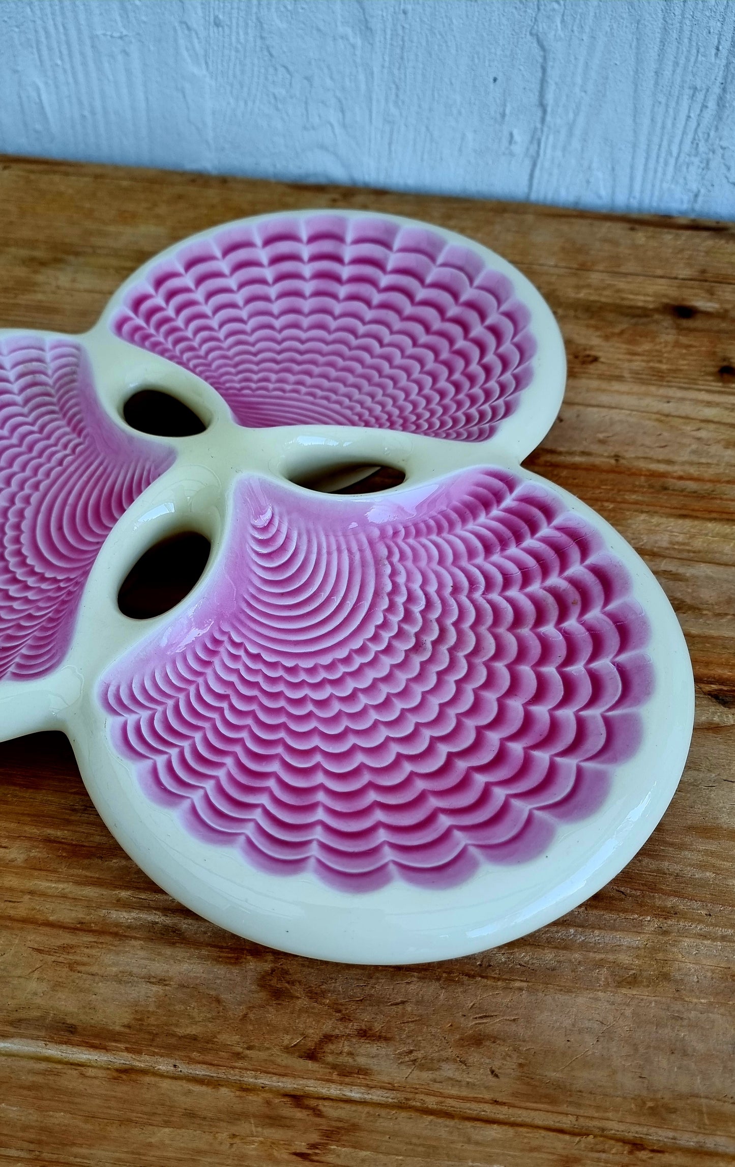 Plat coquillage Verceram rose vintage en céramique à relief décoratif