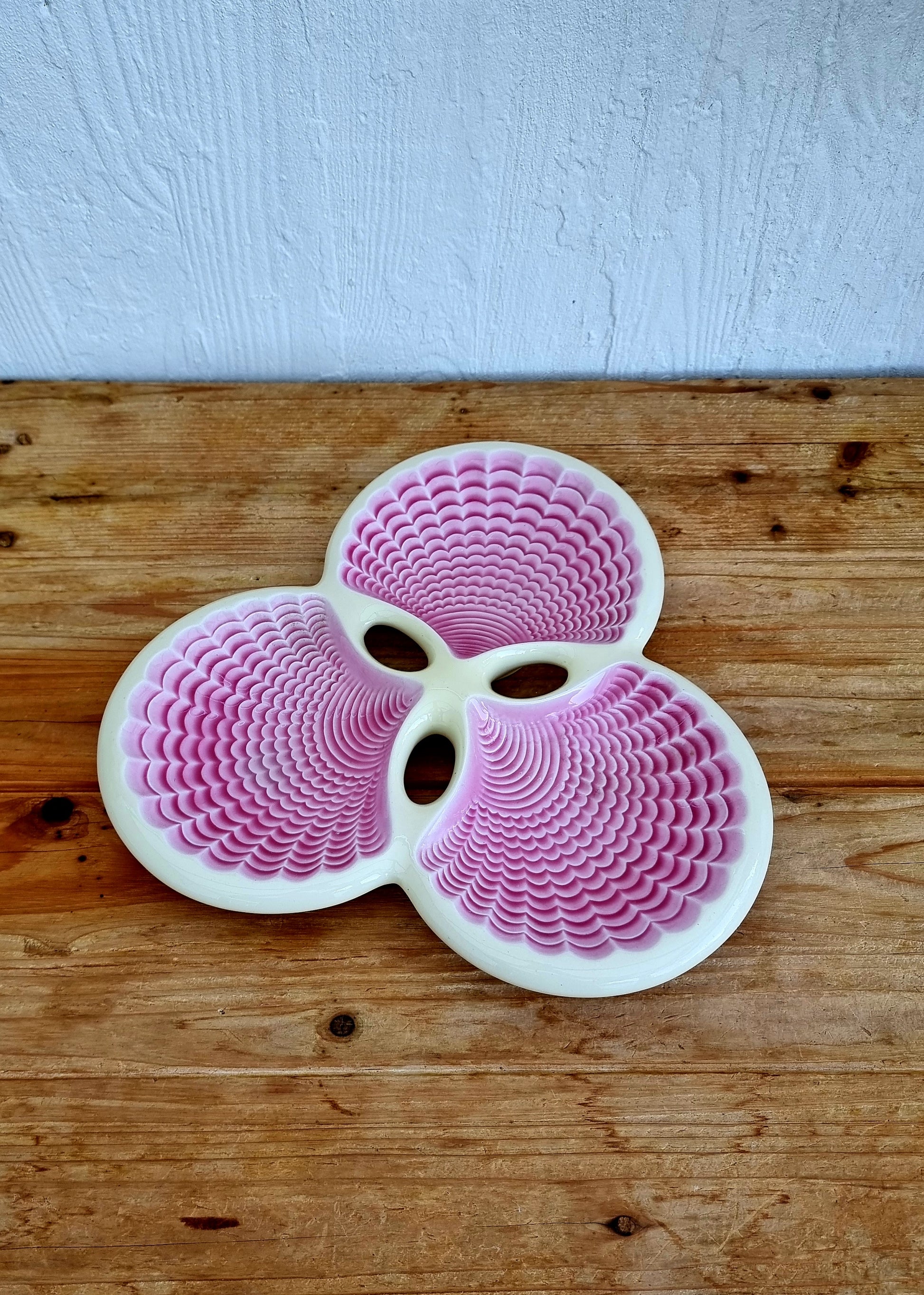 Plat coquillage Verceram rose vintage en céramique à relief décoratif