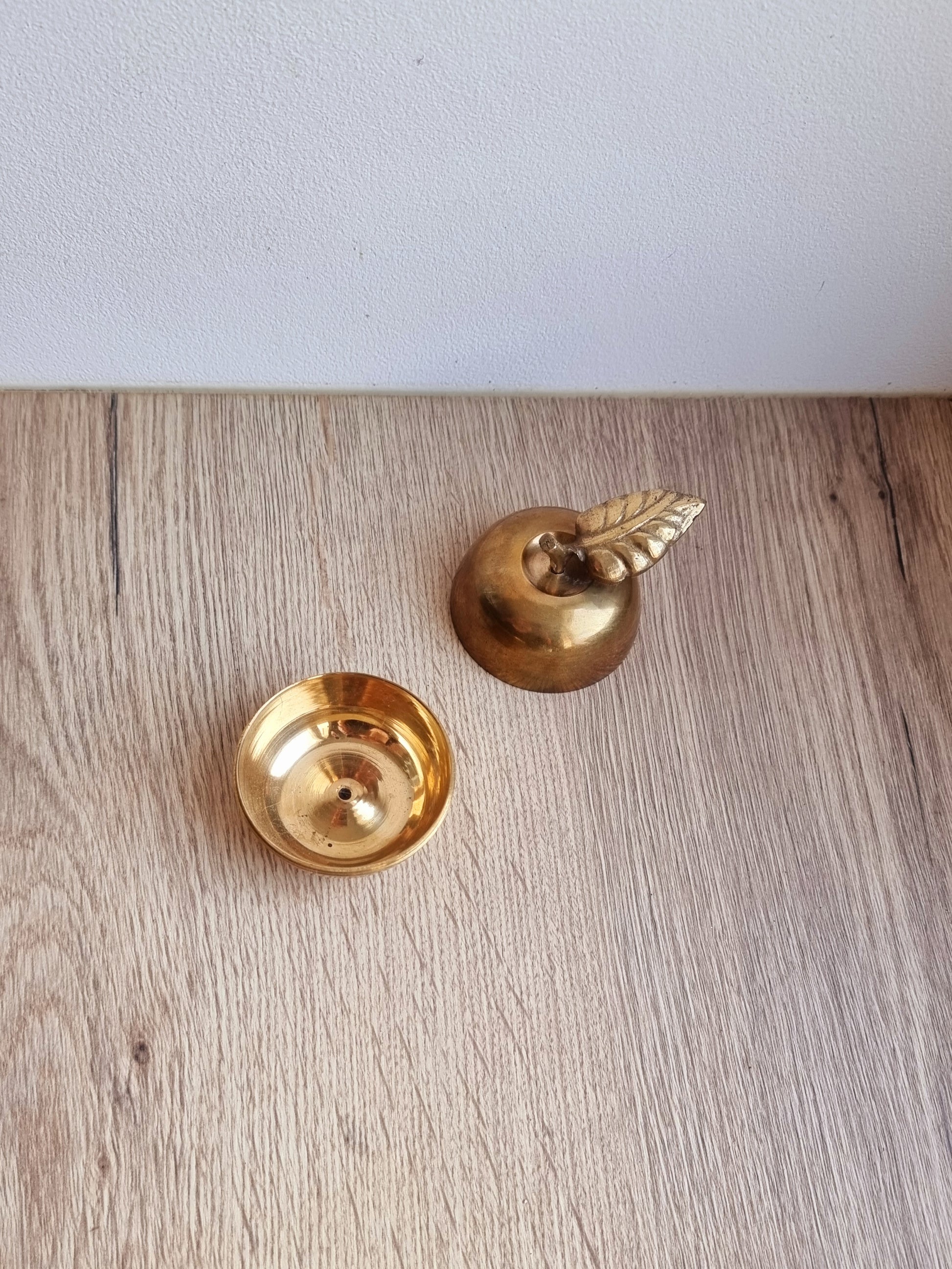 Petite boîte en laiton forme pomme les kitscheries brocante en ligne