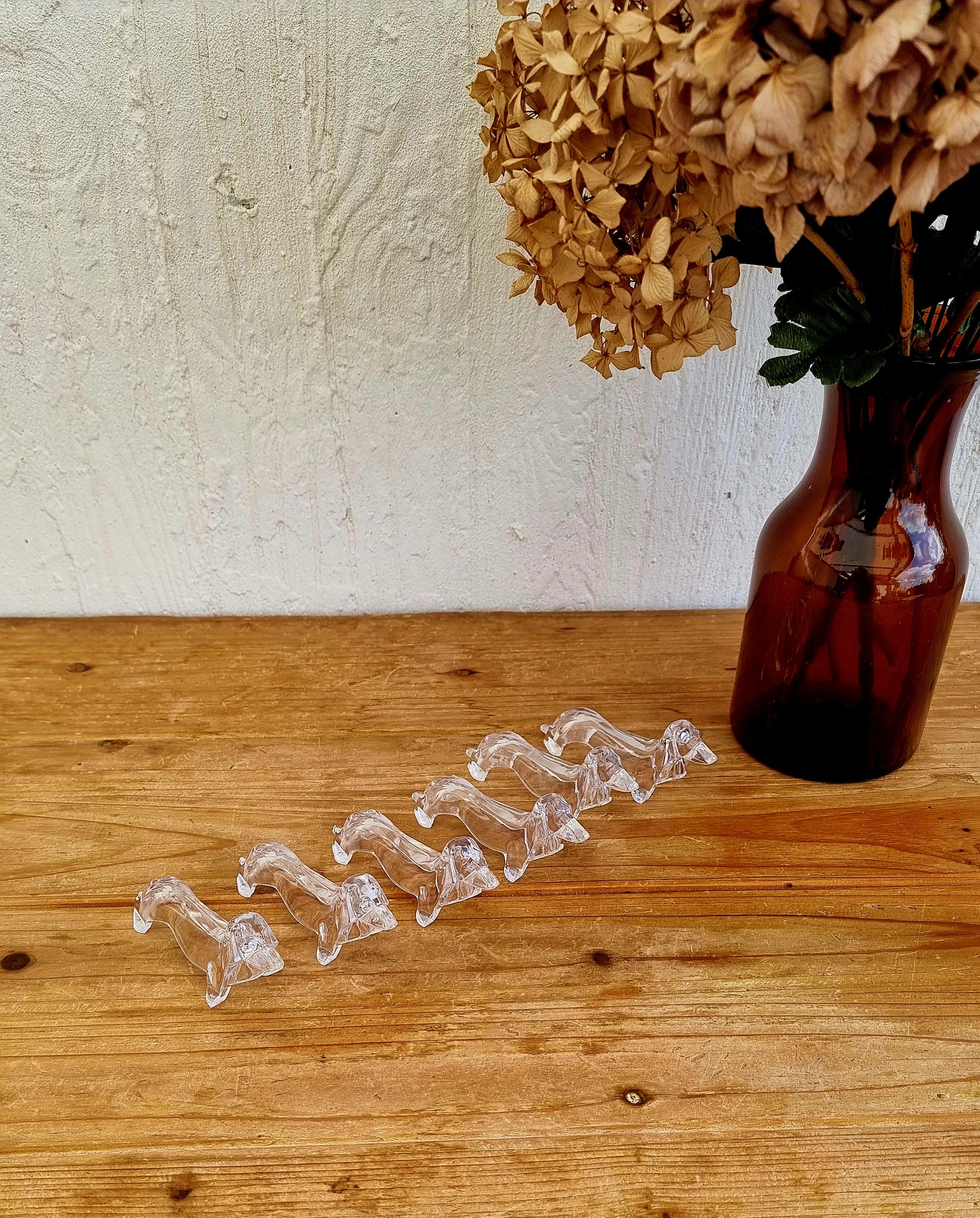 Lot de 6 porte-couteaux teckel vintage plexiglass transparent les kitscheries brocante en ligne