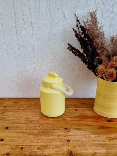 Pot à lait plastique jaune vintage les kitscheries brocante en ligne