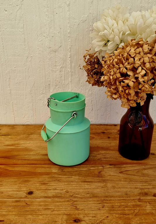 Pot à lait plastique Pola vintage 451 les kitscheries brocante en ligne