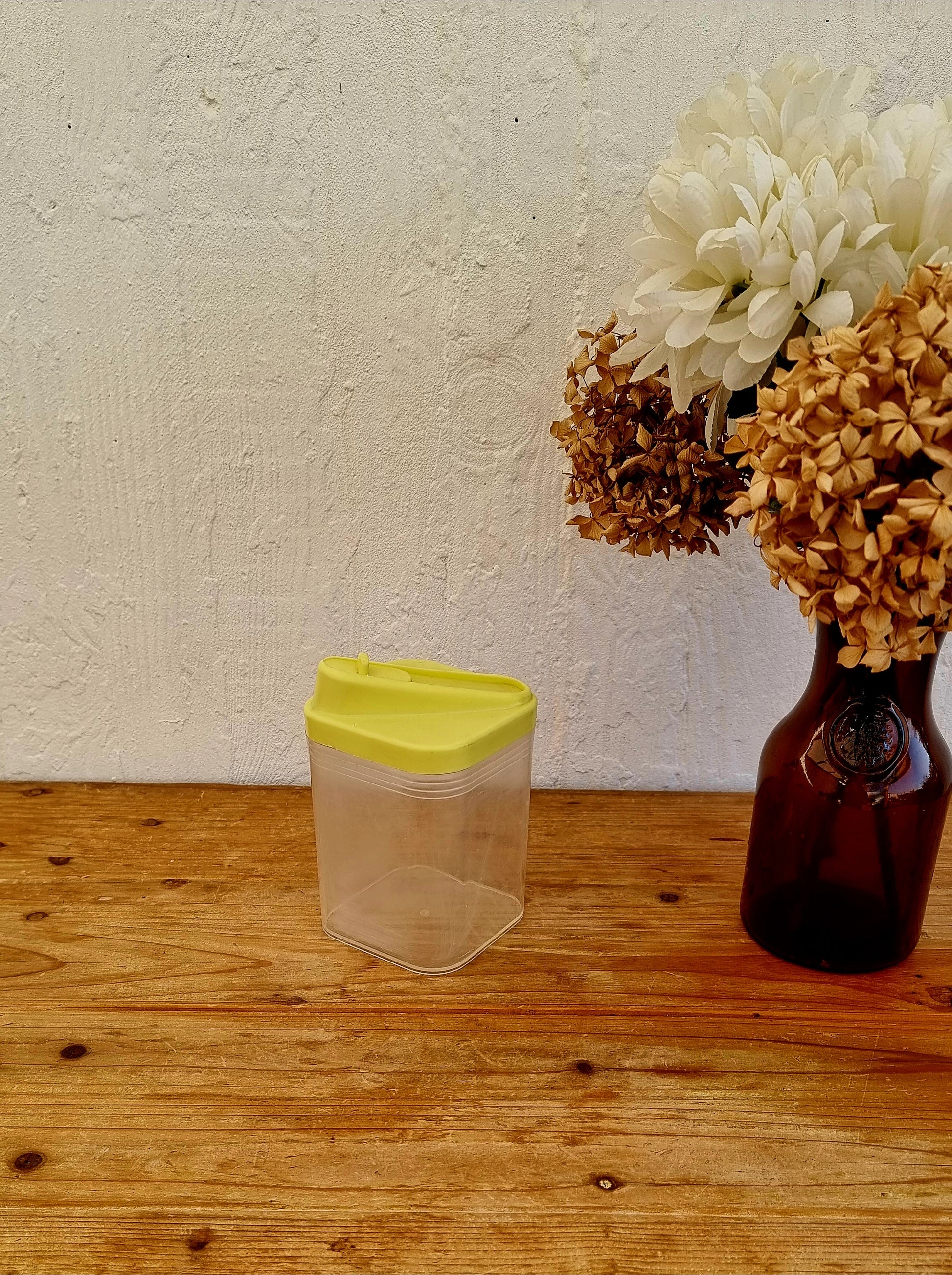 Boîte verseuse en plastique vintage jaune les kitscheries brocante en ligne