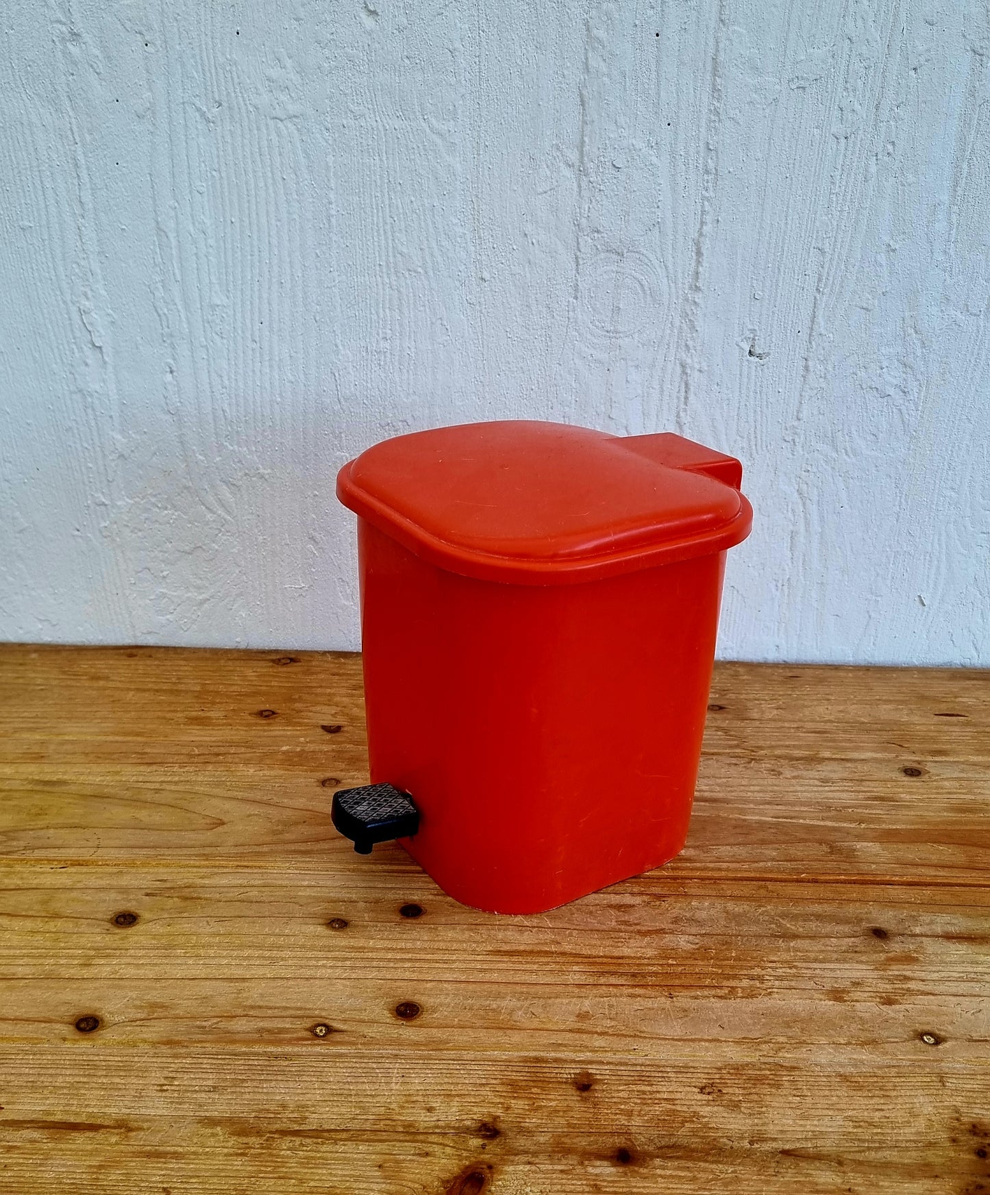 Poubelle vintage SYLA orange à pédale en plastique fabriquée en France années 1970