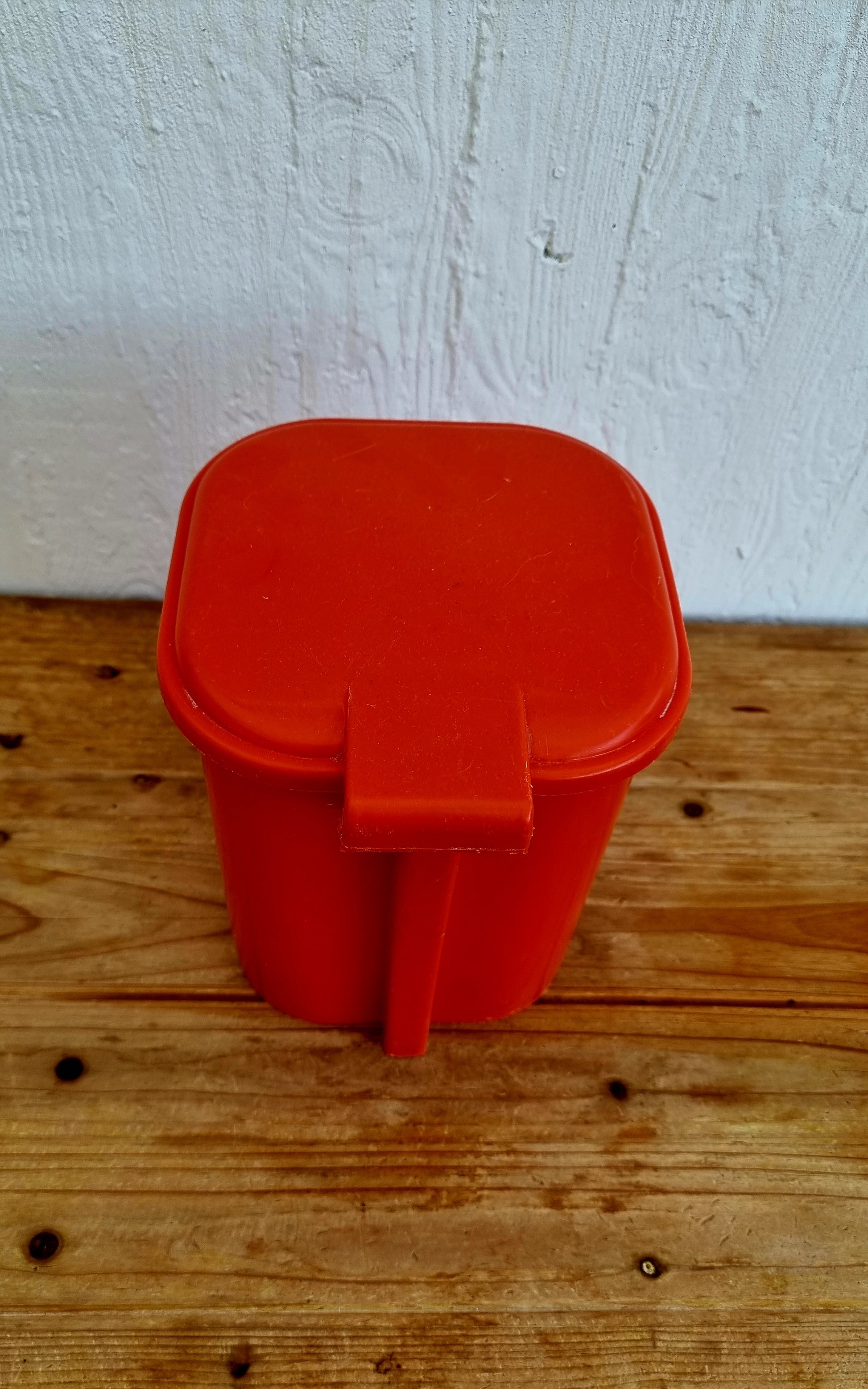 Poubelle vintage SYLA orange à pédale en plastique fabriquée en France années 1970