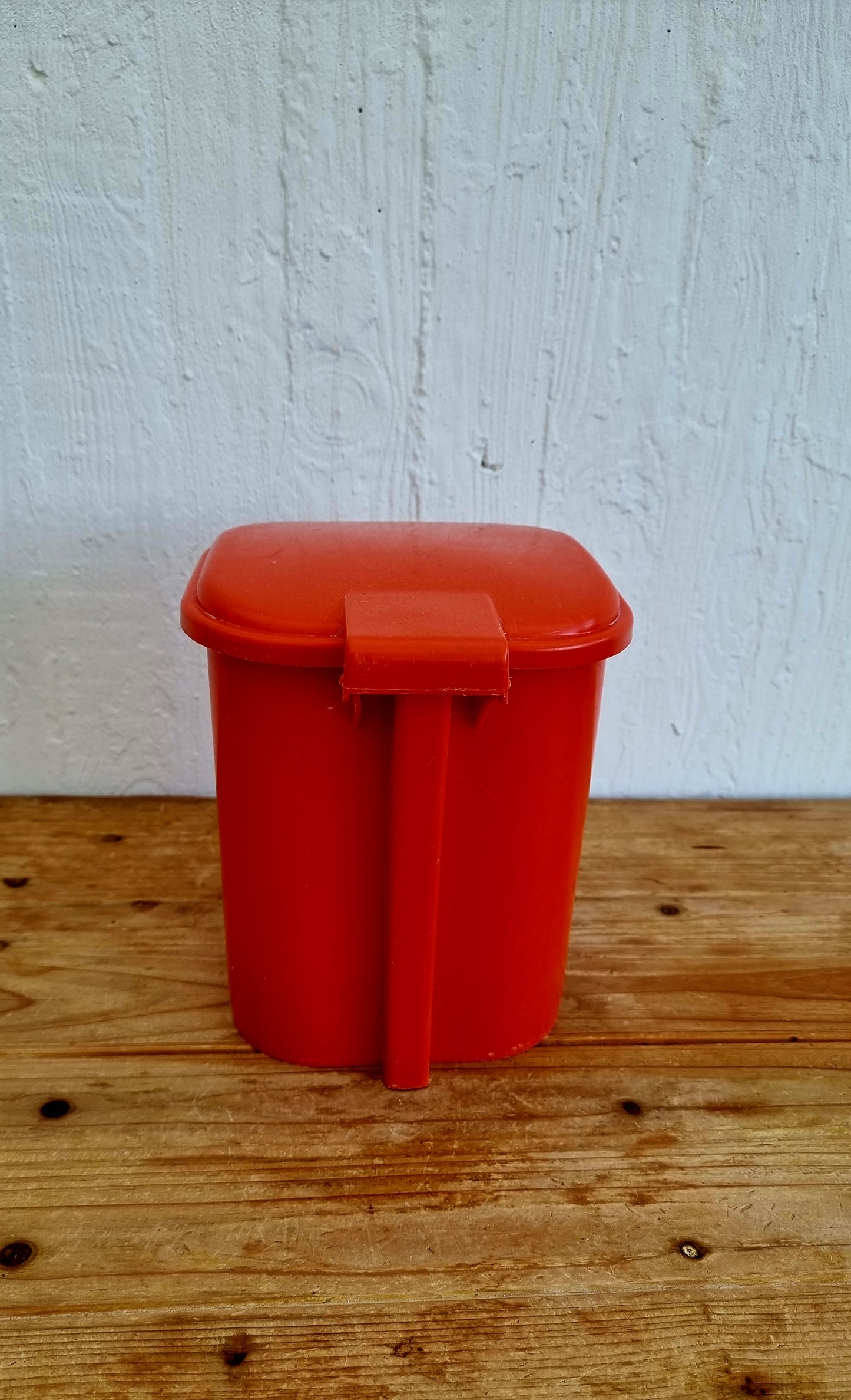 Poubelle vintage SYLA orange à pédale en plastique fabriquée en France années 1970