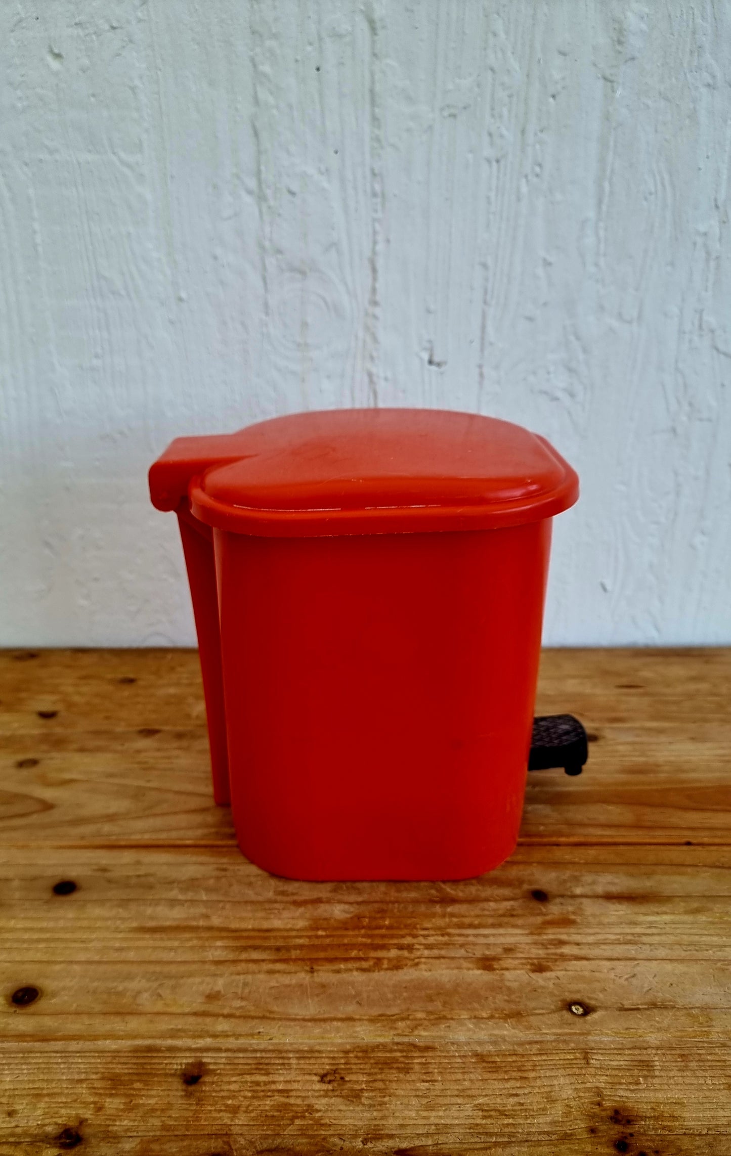Poubelle vintage SYLA orange à pédale en plastique fabriquée en France années 1970