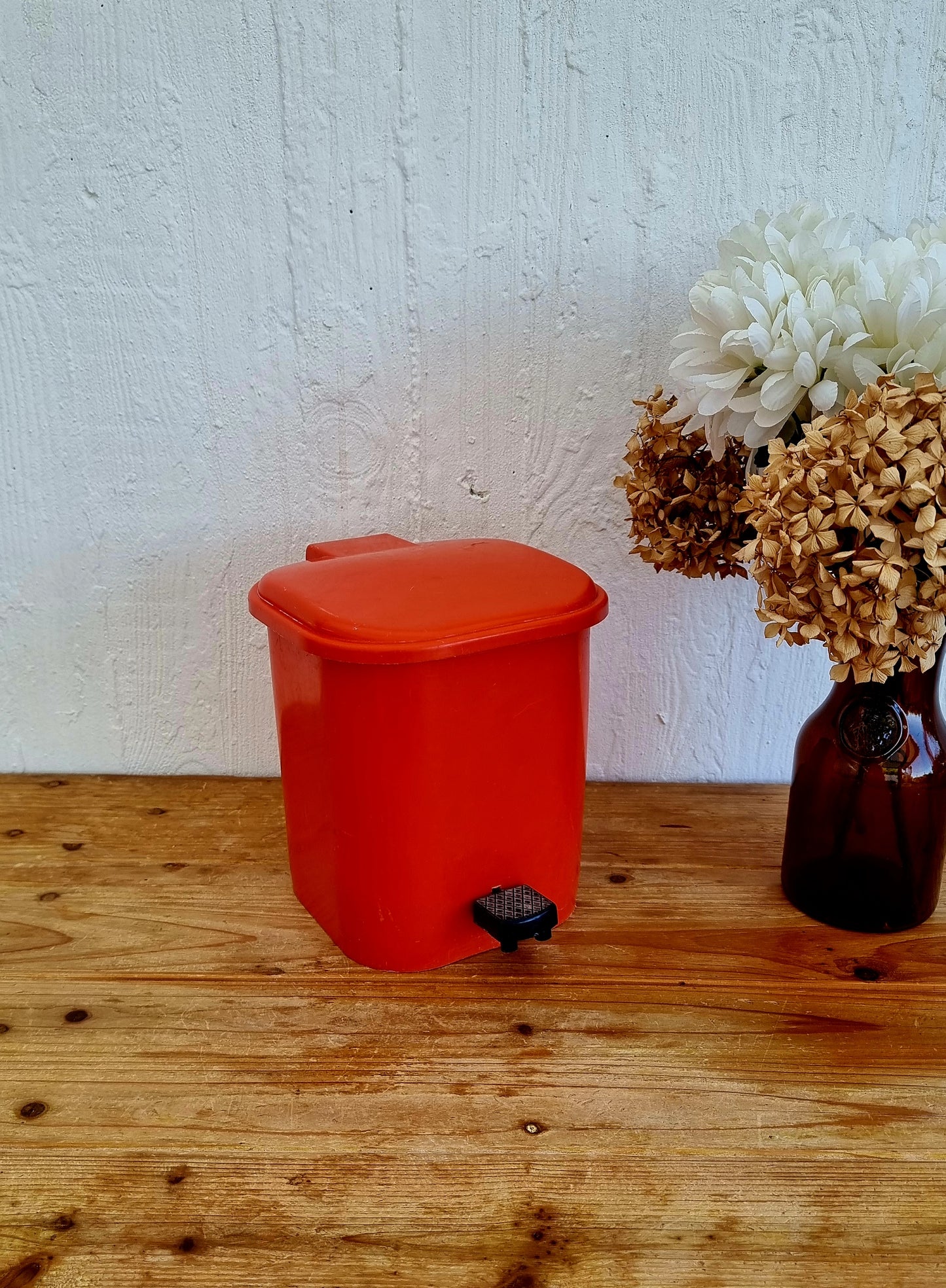 Poubelle vintage SYLA orange à pédale en plastique fabriquée en France années 1970