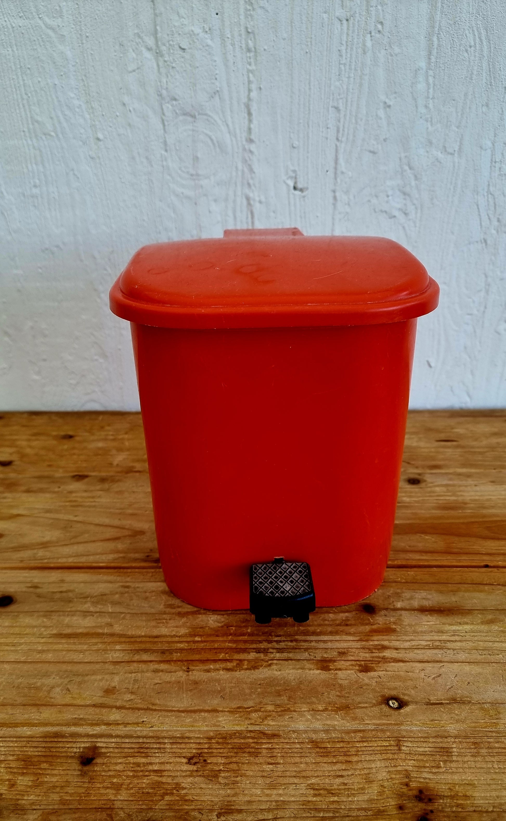 Poubelle vintage SYLA orange à pédale en plastique fabriquée en France années 1970