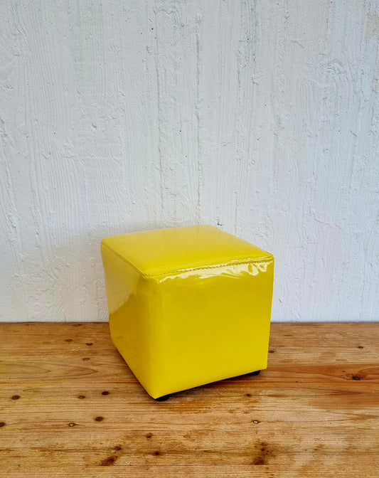Pouf en vinyle jaune cube les kitscheries brocante en ligne