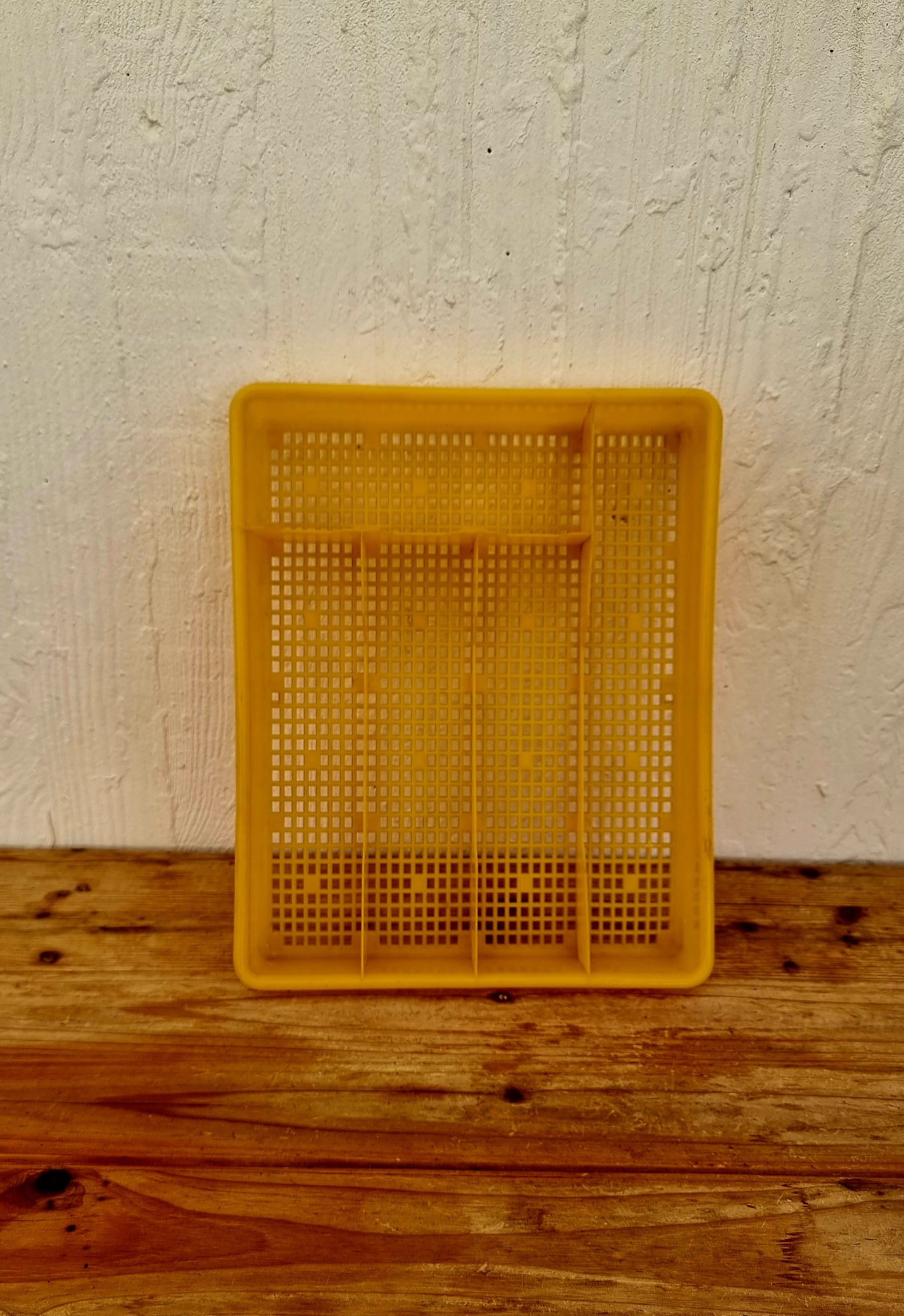 Range-couverts jaune vintage en plastique années 60 avec 5 compartiments