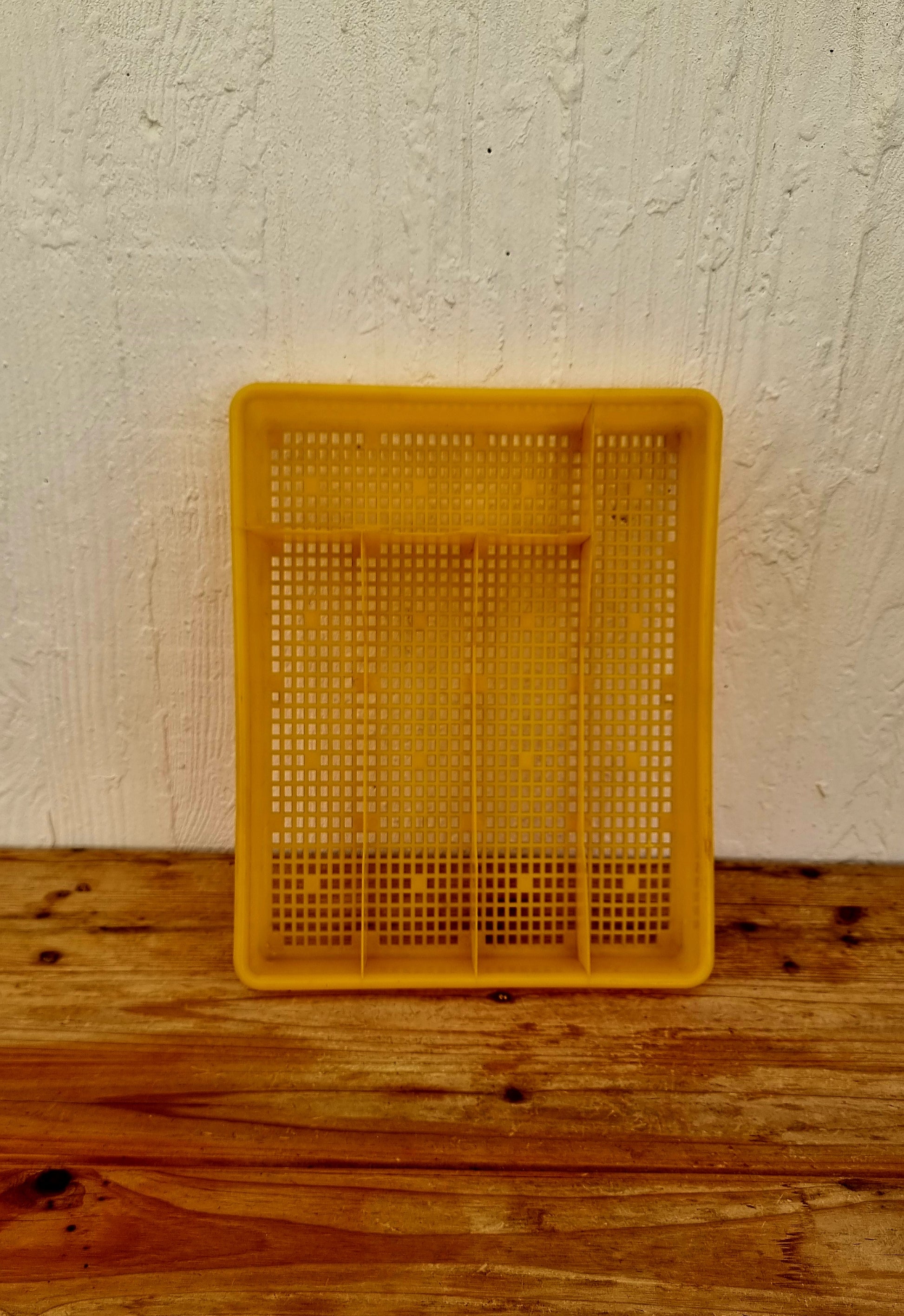 Range-couverts jaune vintage en plastique années 60 avec 5 compartiments