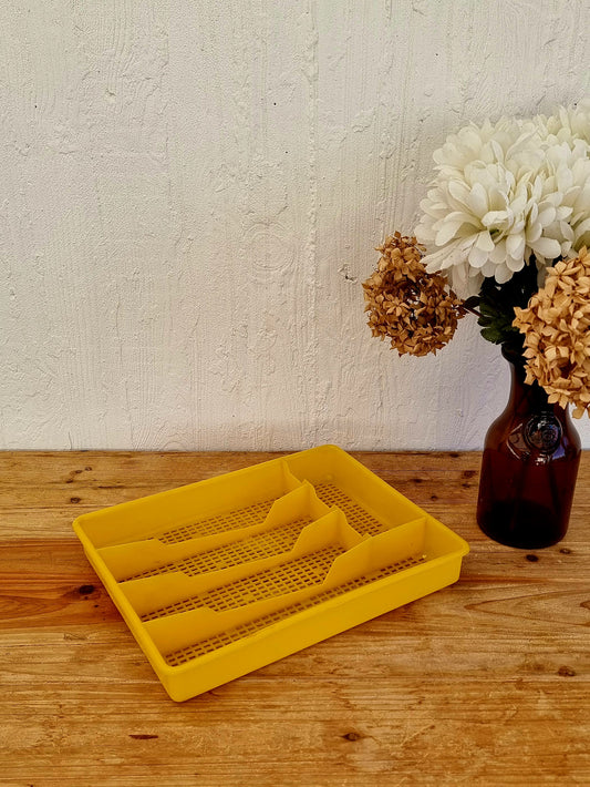 Range-couverts jaune vintage en plastique années 60 avec 5 compartiments