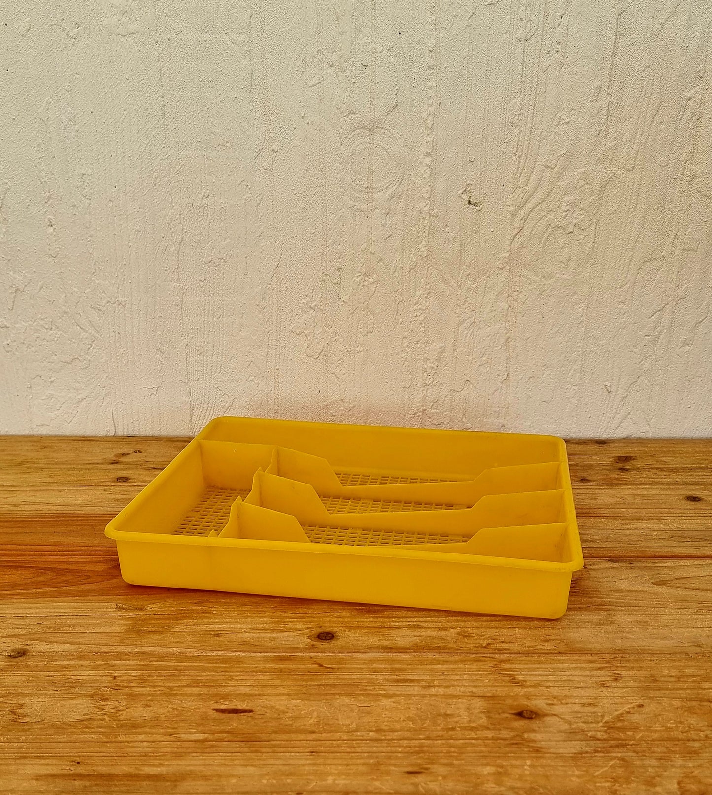 Range-couverts jaune vintage en plastique années 60 avec 5 compartiments