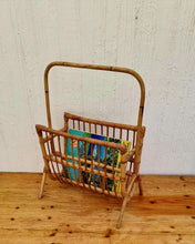 Charger l&#39;image dans la galerie, Porte-revues en rotin vintage les kitscheries brocante en ligne
