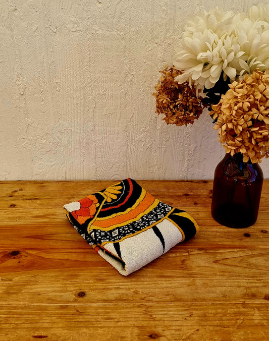 Serviette de bain vintage Vossen 90×45 cm avec motif graphique seventies dans les tons orange, jaune, rouge et bleu les kitscheries brocante en ligne livraison france et belgique