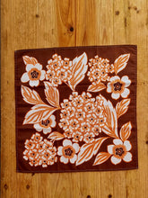 Charger l&#39;image dans la galerie, Lot de 4 serviettes de table des années 70 orange marron les kitscheries brocante en ligne
