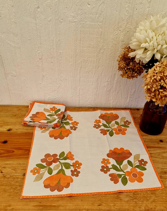 Serviette de table vintage années 70 motif floral orange marron et vert format 45,5 cm