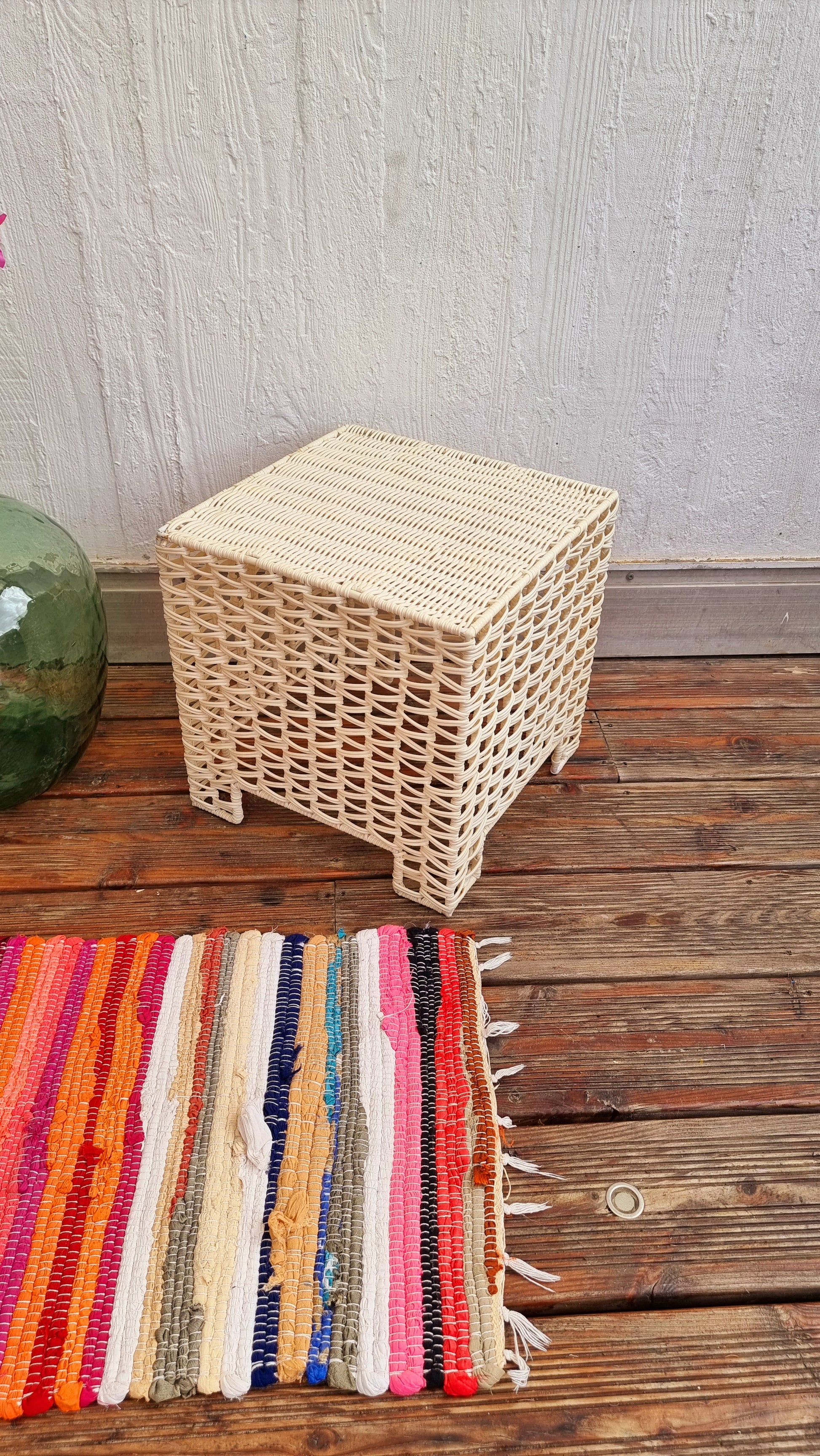 Table basse en plastique tressé vintage blanc les kitscheries brocante en ligne