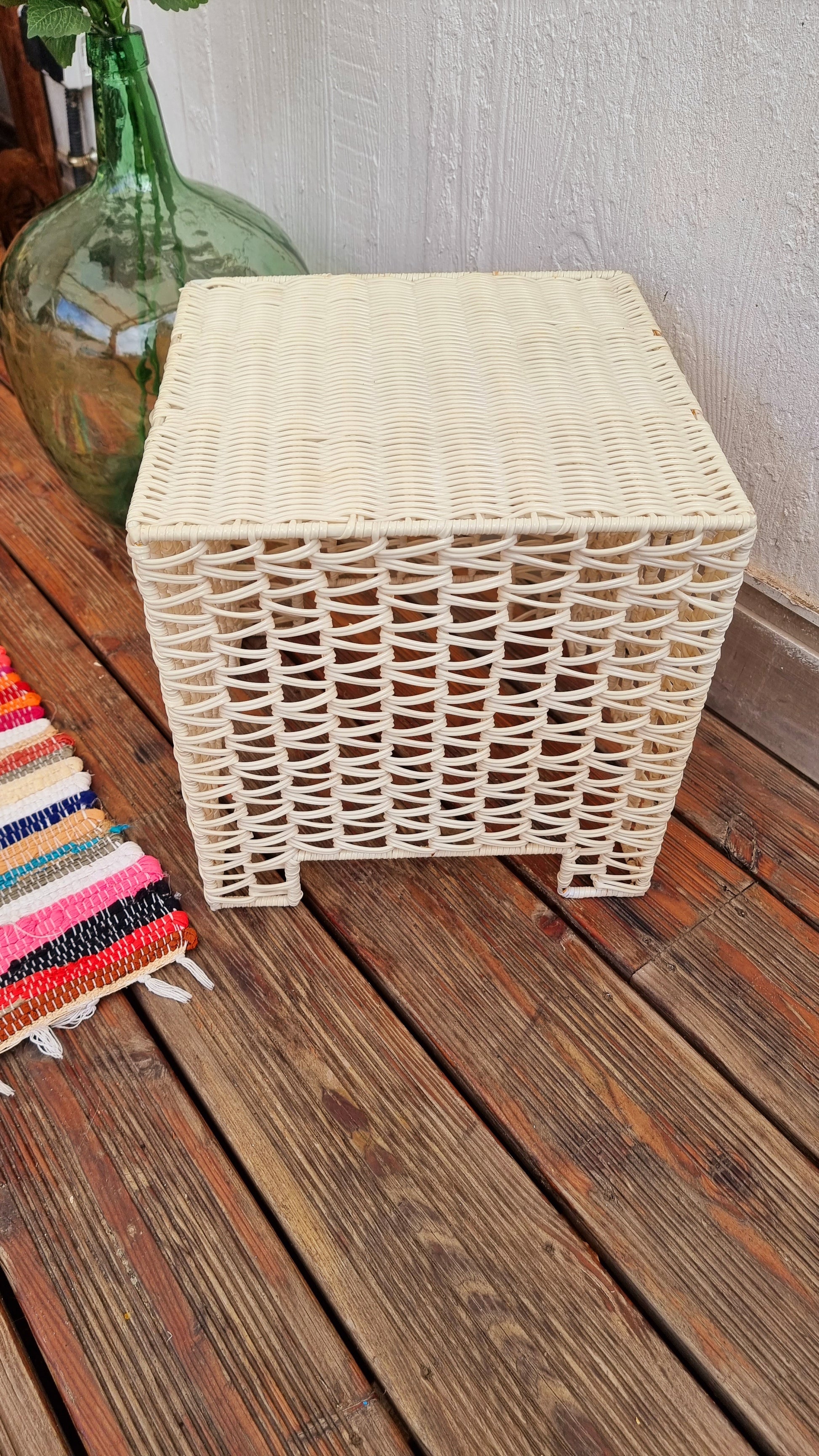 Table basse en plastique tressé vintage blanc les kitscheries brocante en ligne