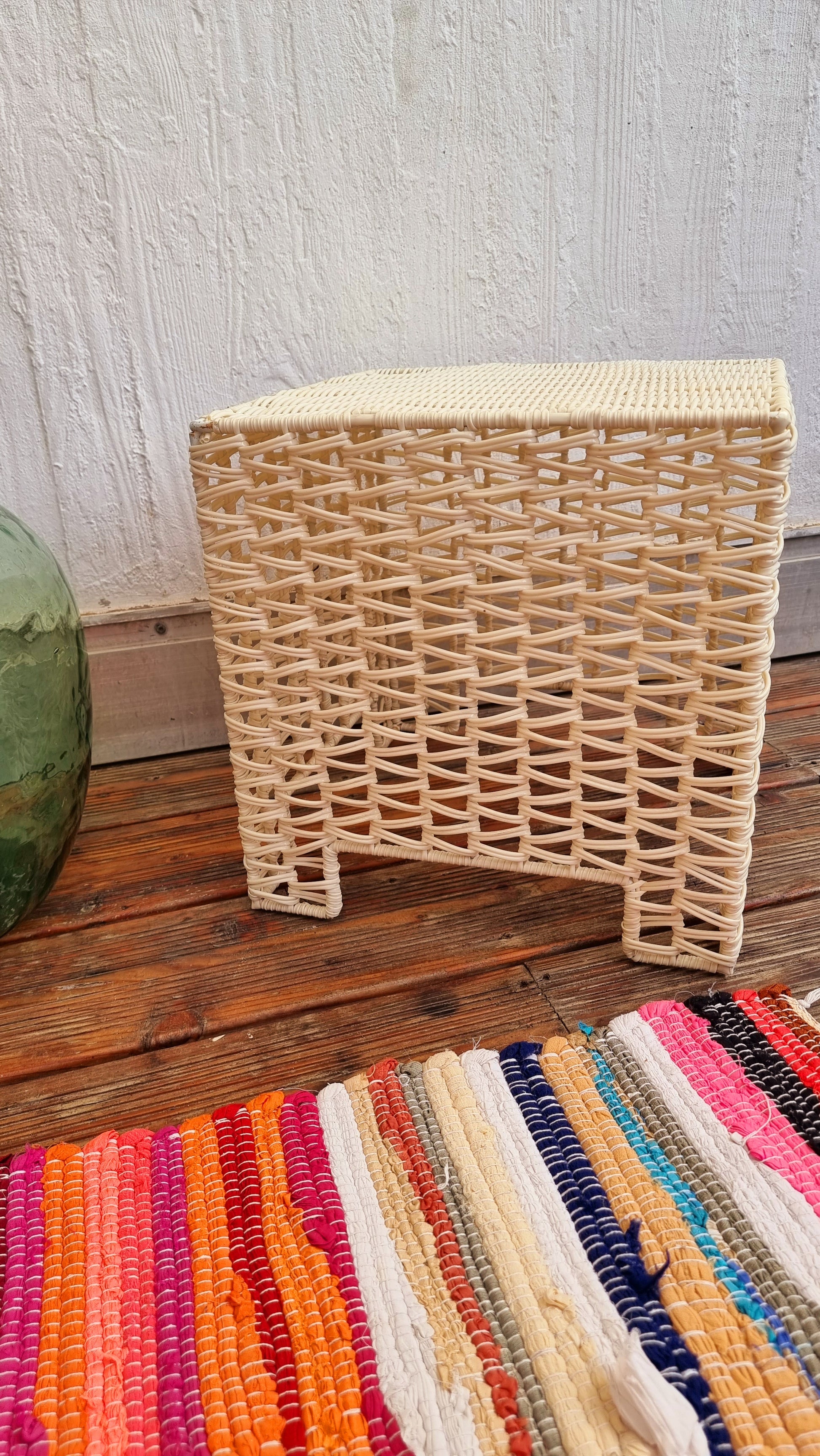 Table basse en plastique tressé vintage blanc les kitscheries brocante en ligne