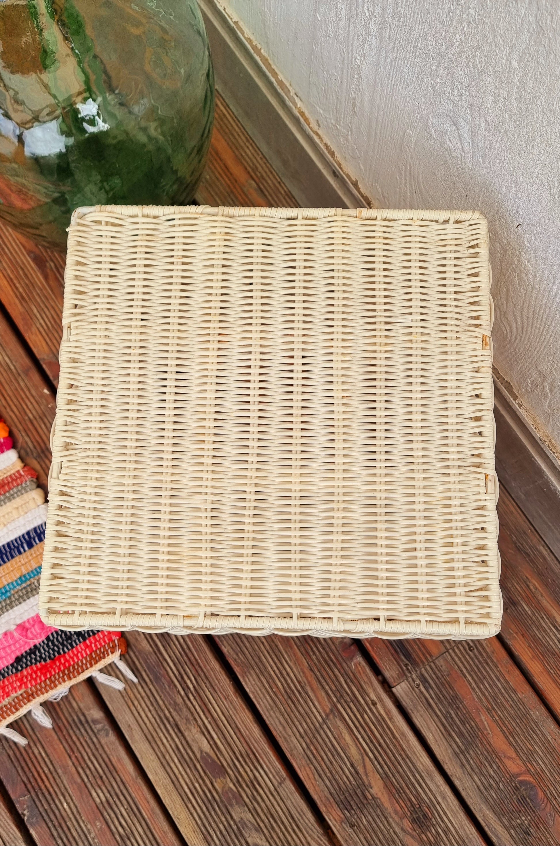 Table basse en plastique tressé vintage blanc les kitscheries brocante en ligne