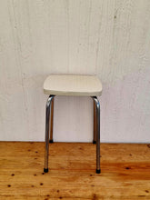 Charger l&#39;image dans la galerie, Tabouret en formica blanc vintage les kitscheries brocante en ligne
