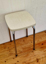 Charger l&#39;image dans la galerie, Tabouret en formica blanc vintage les kitscheries brocante en ligne
