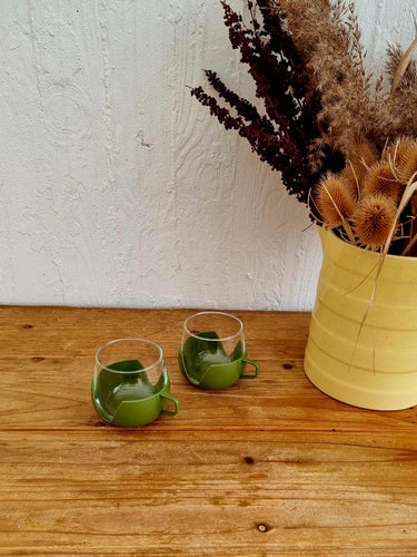 2 tasses en verre et en plastique Hollande vintage les kitscheries brocante en ligne vert brocante en ligne les kitscheries