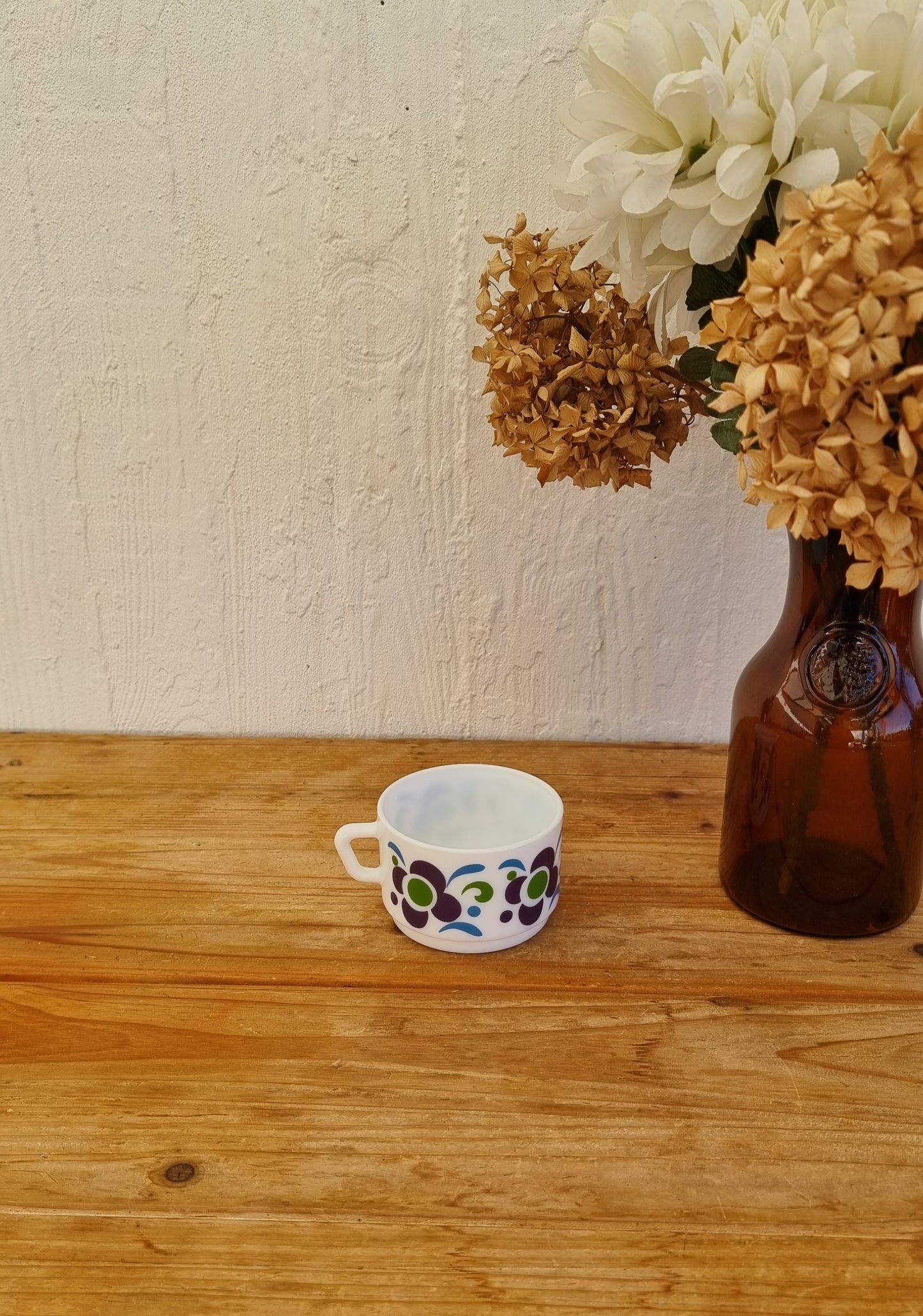 tasse publicitaire Knorr en verre opalin Arcopal, motif floral rétro vert et bleu, années 70. 