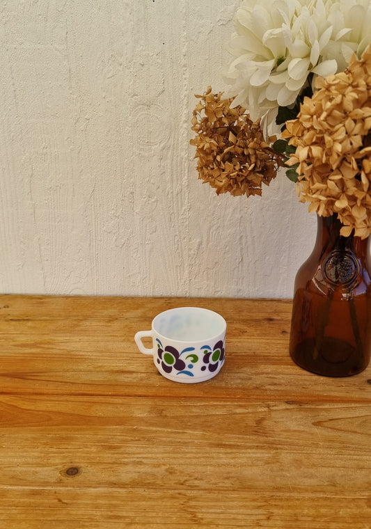 tasse publicitaire Knorr en verre opalin Arcopal, motif floral rétro vert et bleu, années 70. 