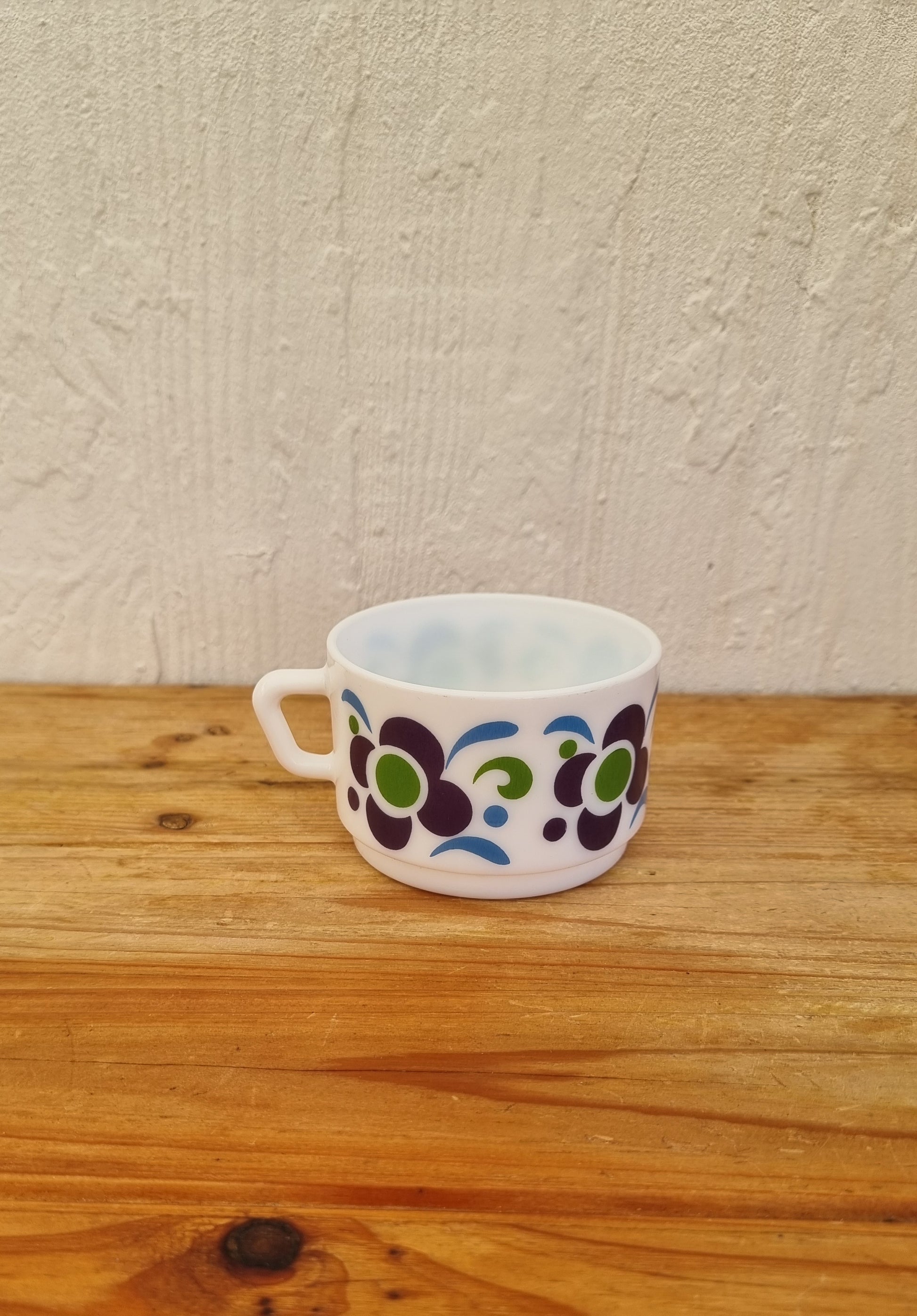 tasse publicitaire Knorr en verre opalin Arcopal, motif floral rétro vert et bleu, années 70. 