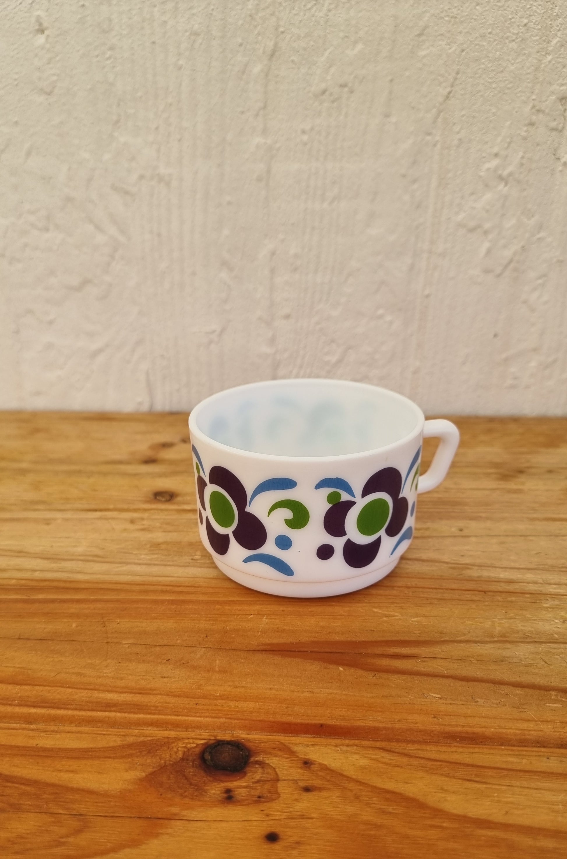 tasse publicitaire Knorr en verre opalin Arcopal, motif floral rétro vert et bleu, années 70.