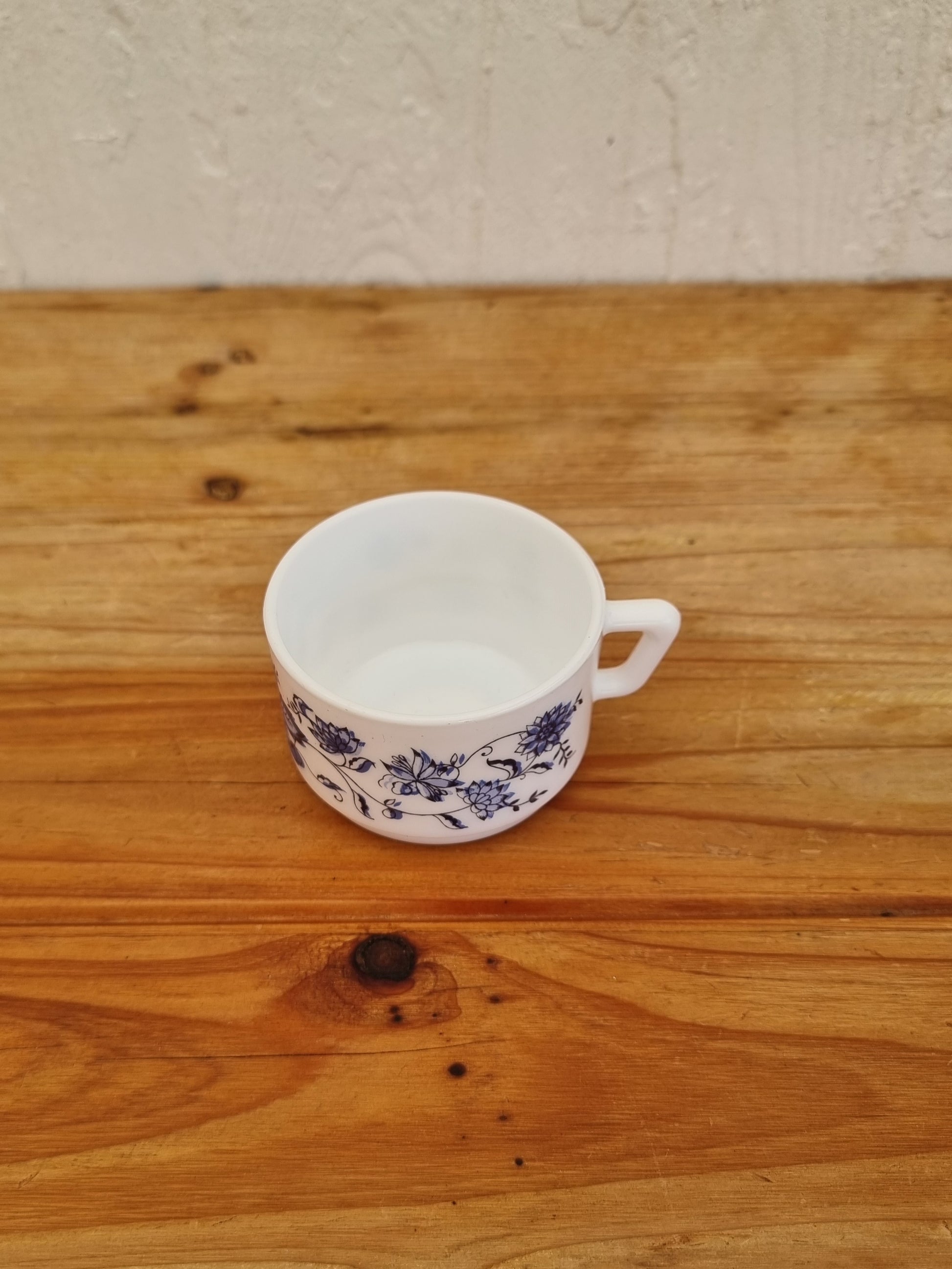 Lot de 4 tasses Arcopal modèle Aster fleur bleu les kitscheries brocante en ligne