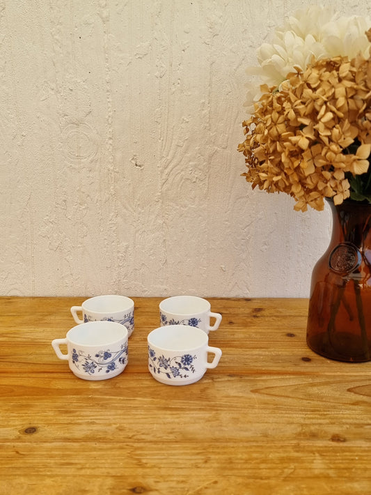 Lot de 4 tasses Arcopal modèle Aster fleur bleu les kitscheries brocante en ligne