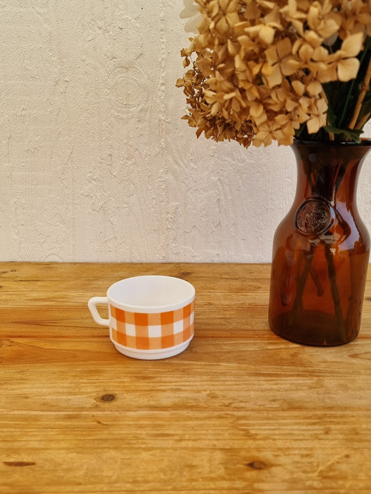 Tasse Arcopal modèle Vichy carreaux orange les kitscheries brocante en ligne