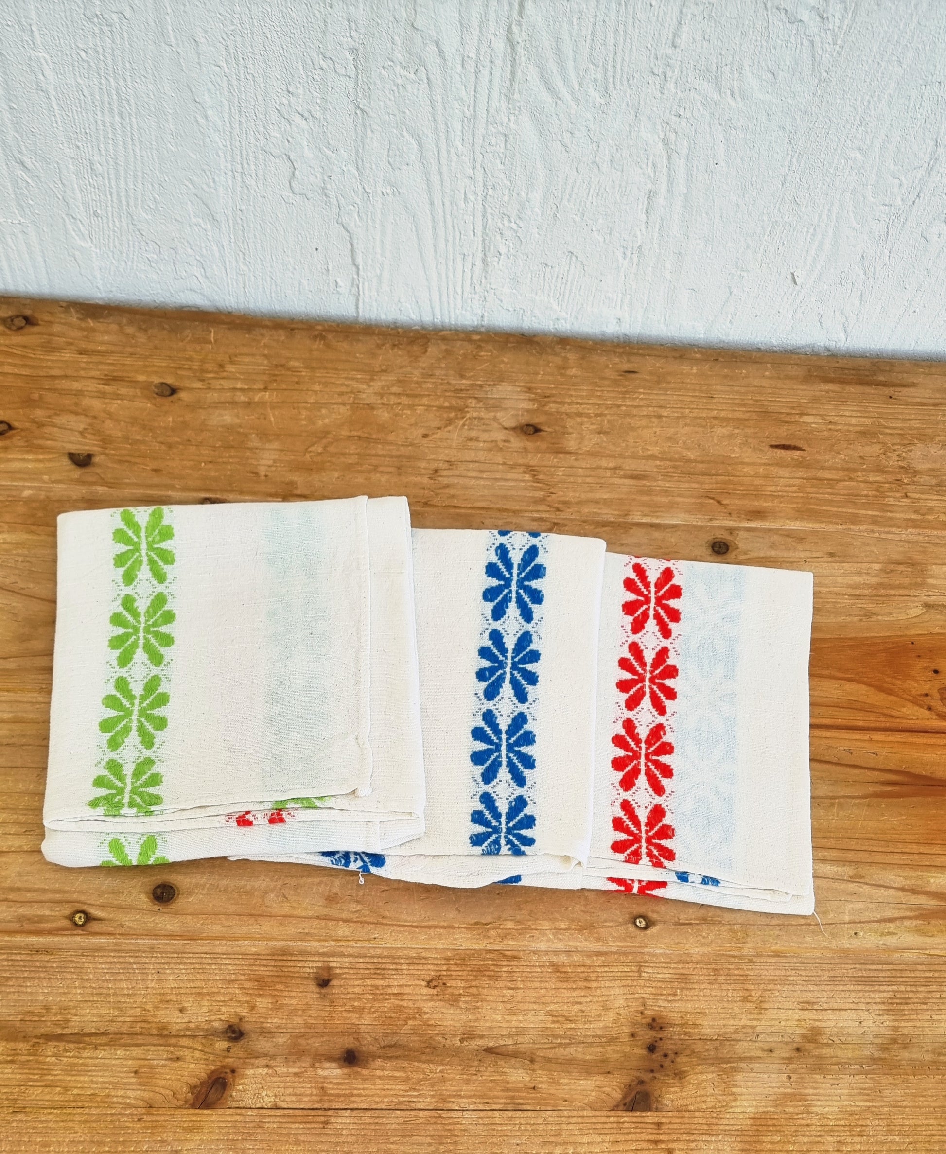 Lot de 3 torchons vintage en lin avec motifs fleuris bleu rouge et vert
