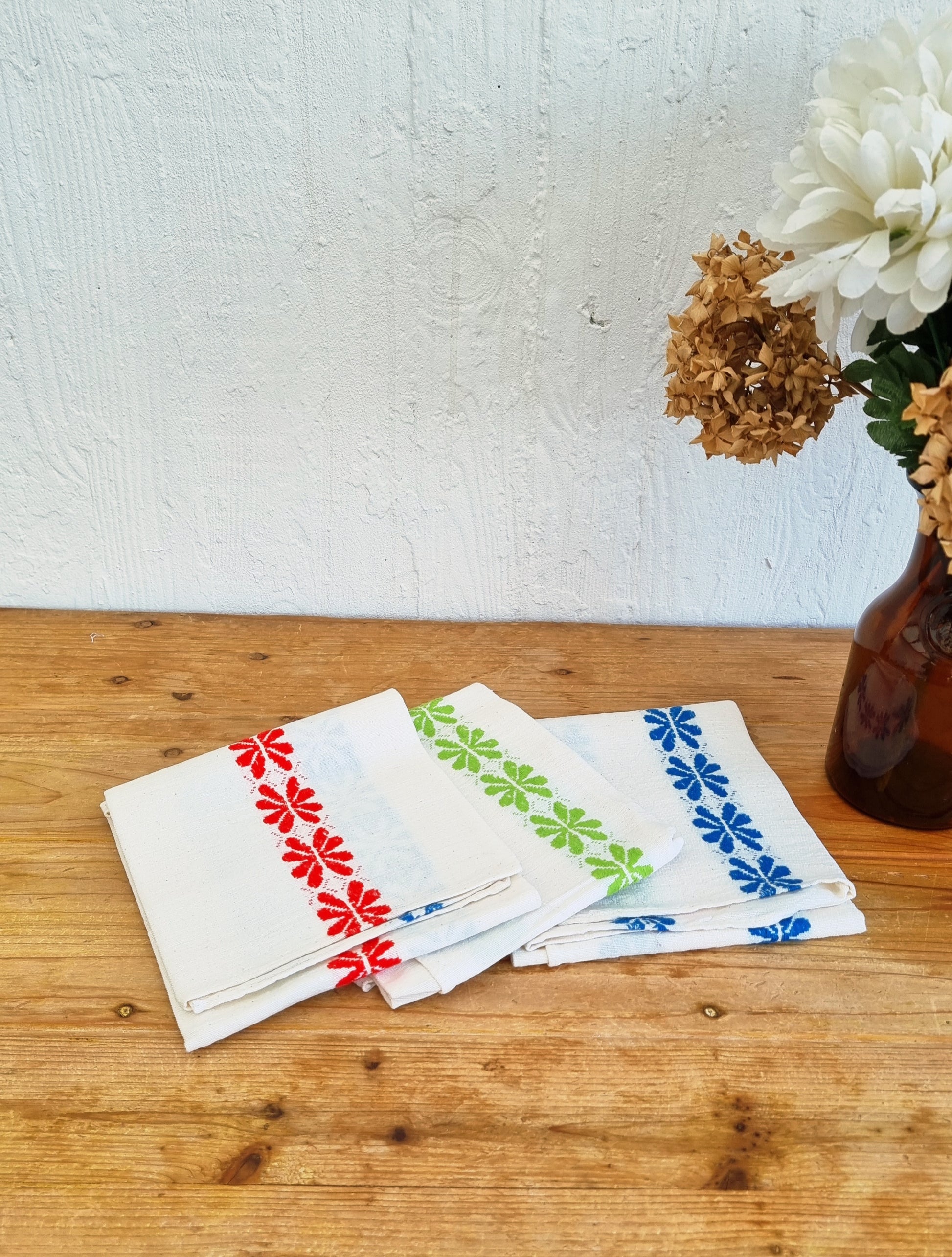 Lot de 3 torchons vintage en lin avec motifs fleuris bleu rouge et vert