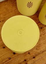 Charger l&#39;image dans la galerie, Lot de 3 boîtes Tupperware jaune vintage les kitscheries
