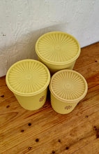 Charger l&#39;image dans la galerie, Lot de 3 boîtes Tupperware jaune vintage les kitscheries
