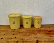 Charger l&#39;image dans la galerie, Lot de 3 boîtes Tupperware jaune vintage les kitscheries
